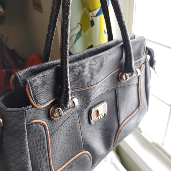 Guess purse - Picture 1 of 6